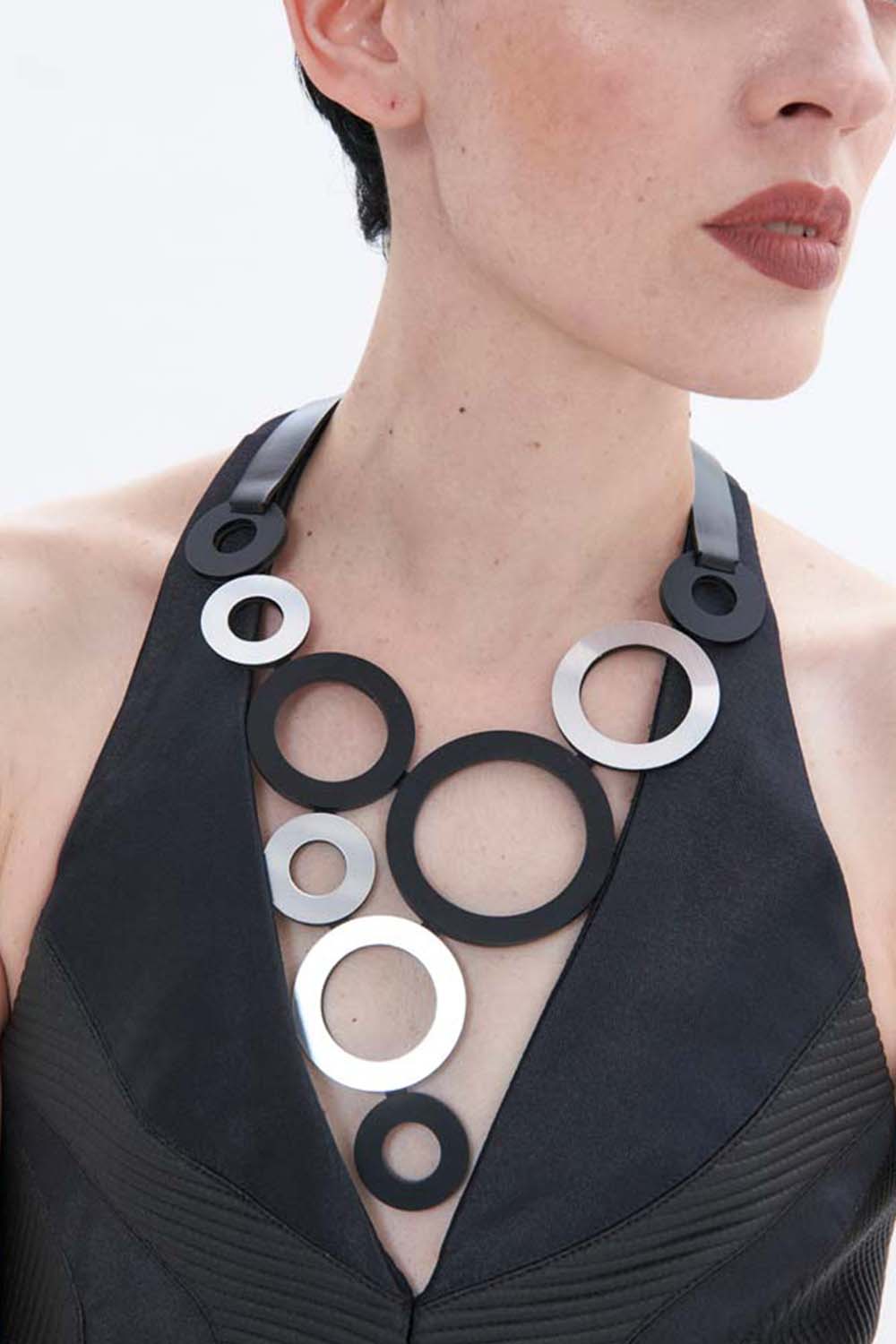 Frame V Circle Necklace - Silver/Black