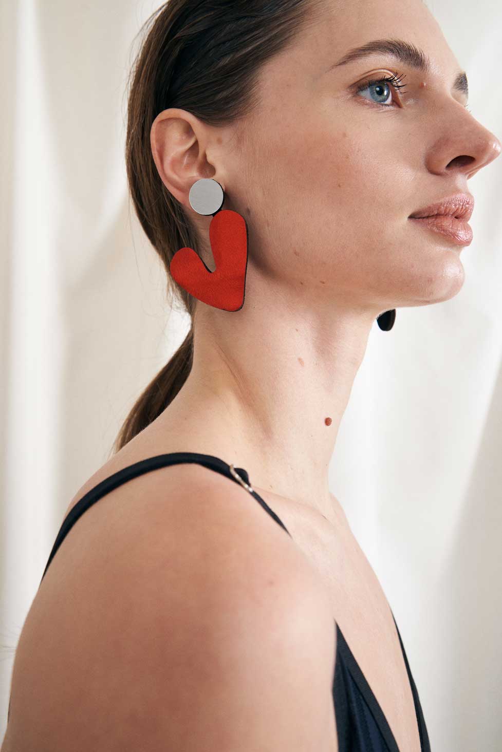 Audrey Earrings V Asymmetric - Silver/ Red
