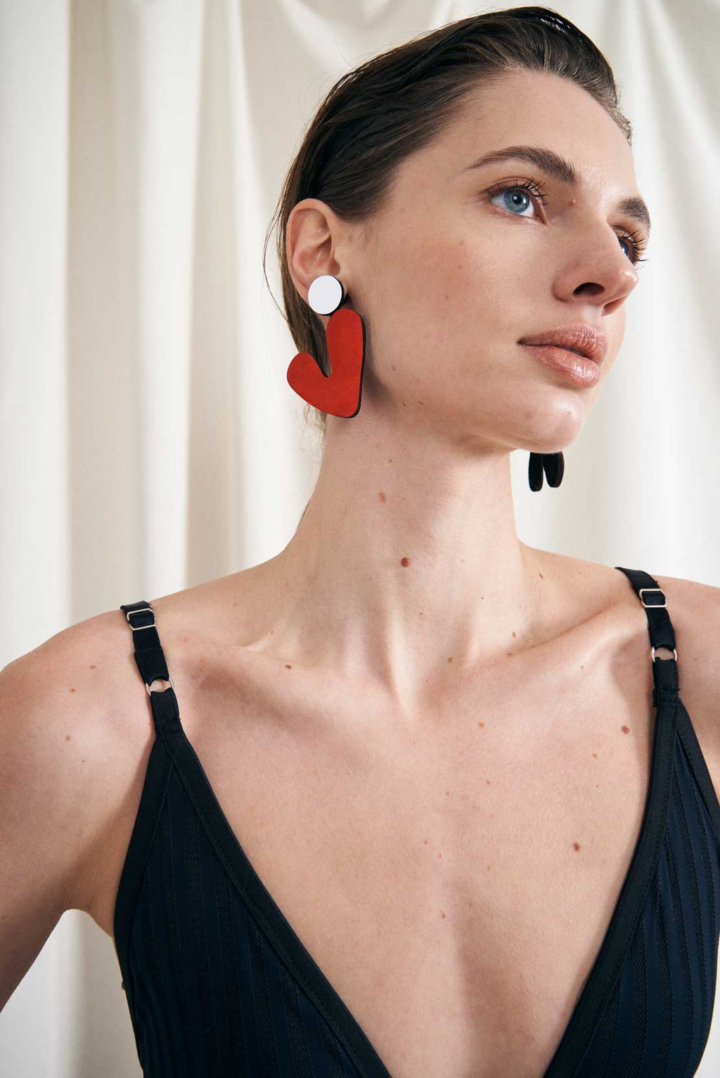 Audrey Earrings V Asymmetric - Silver/ Red