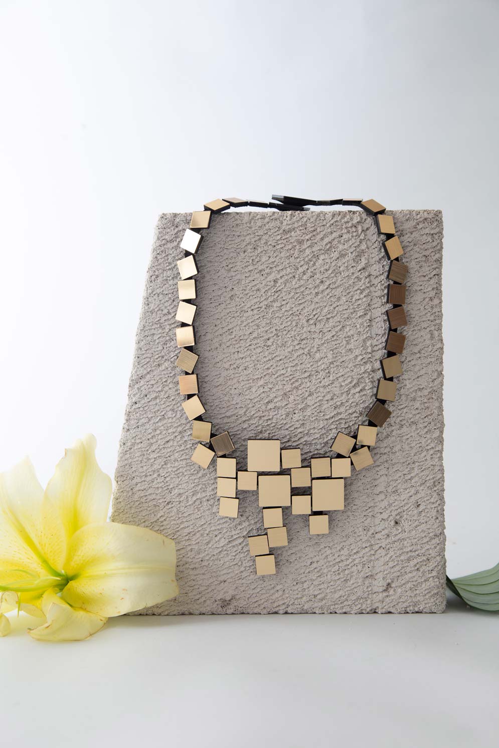 Bauhaus V Necklace Squares - Gold