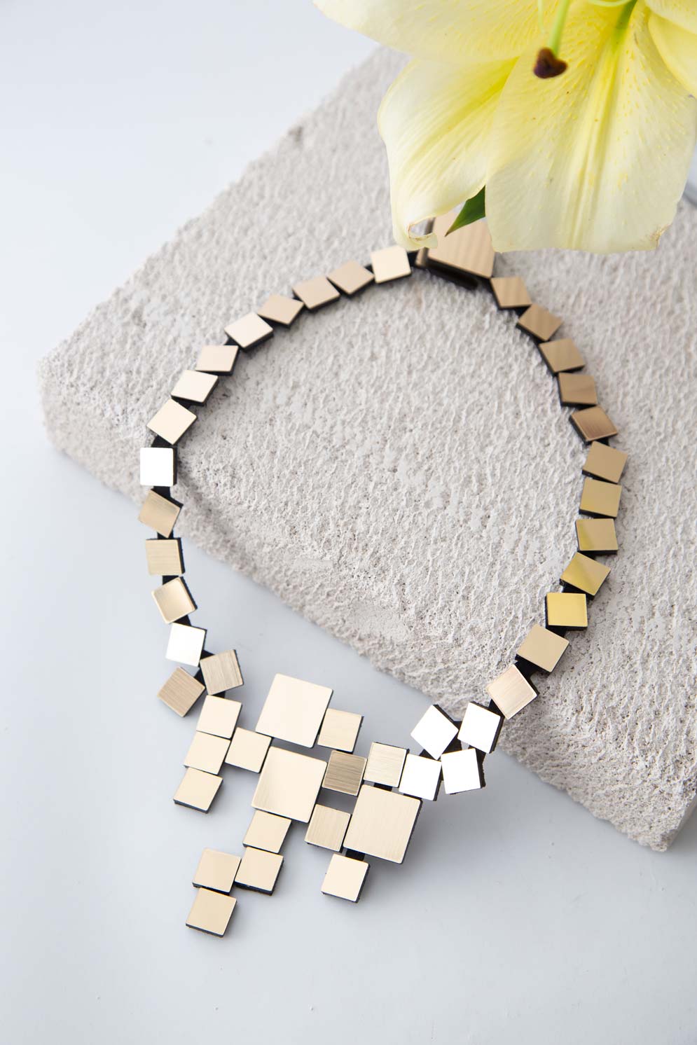 Bauhaus V Necklace Squares - Gold