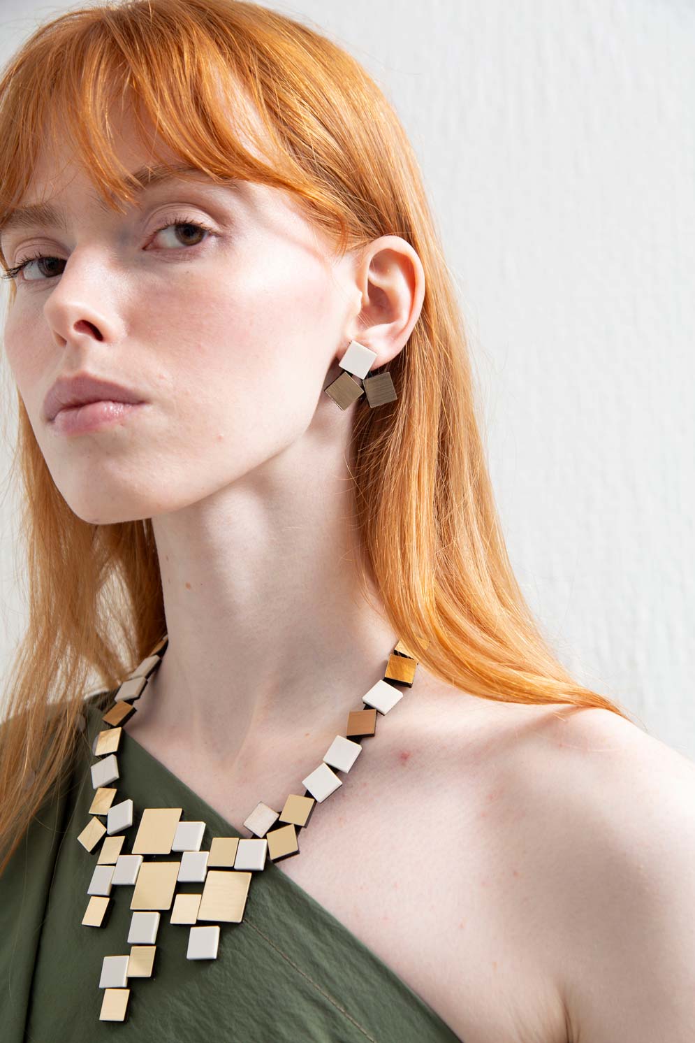 Bauhaus V Necklace Squares - Ivory/Gold