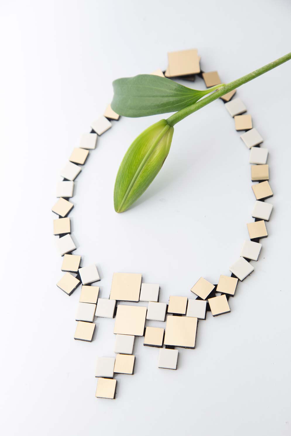 Bauhaus V Necklace Squares - Ivory/Gold
