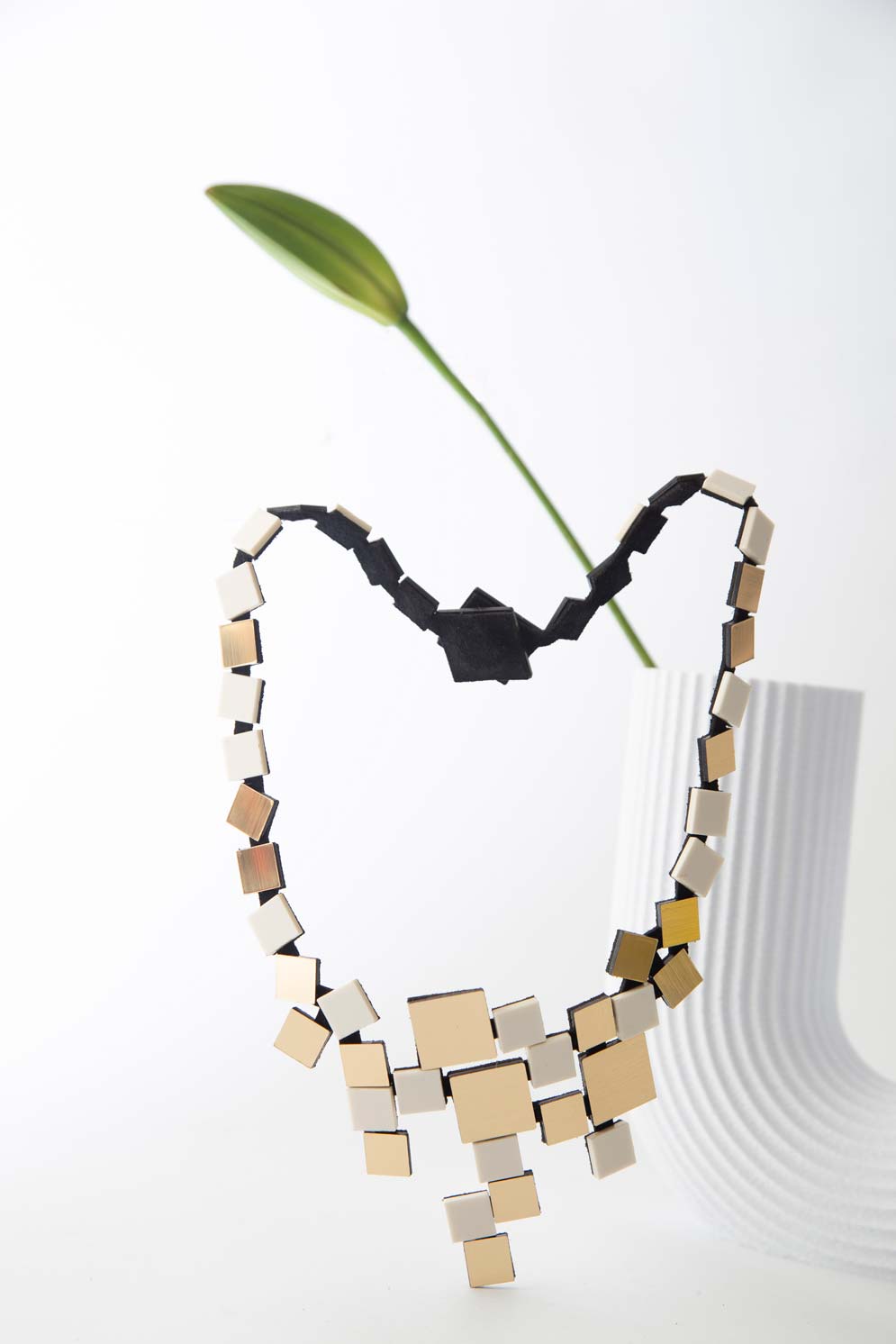 Bauhaus V Necklace Squares - Ivory/Gold