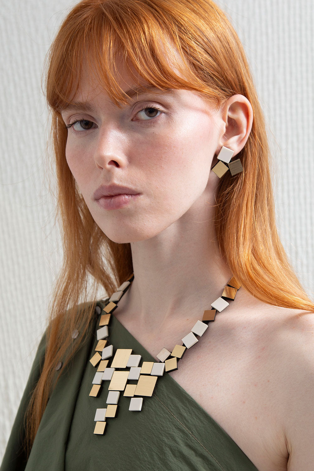 Bauhaus V Necklace Squares - Ivory/Gold