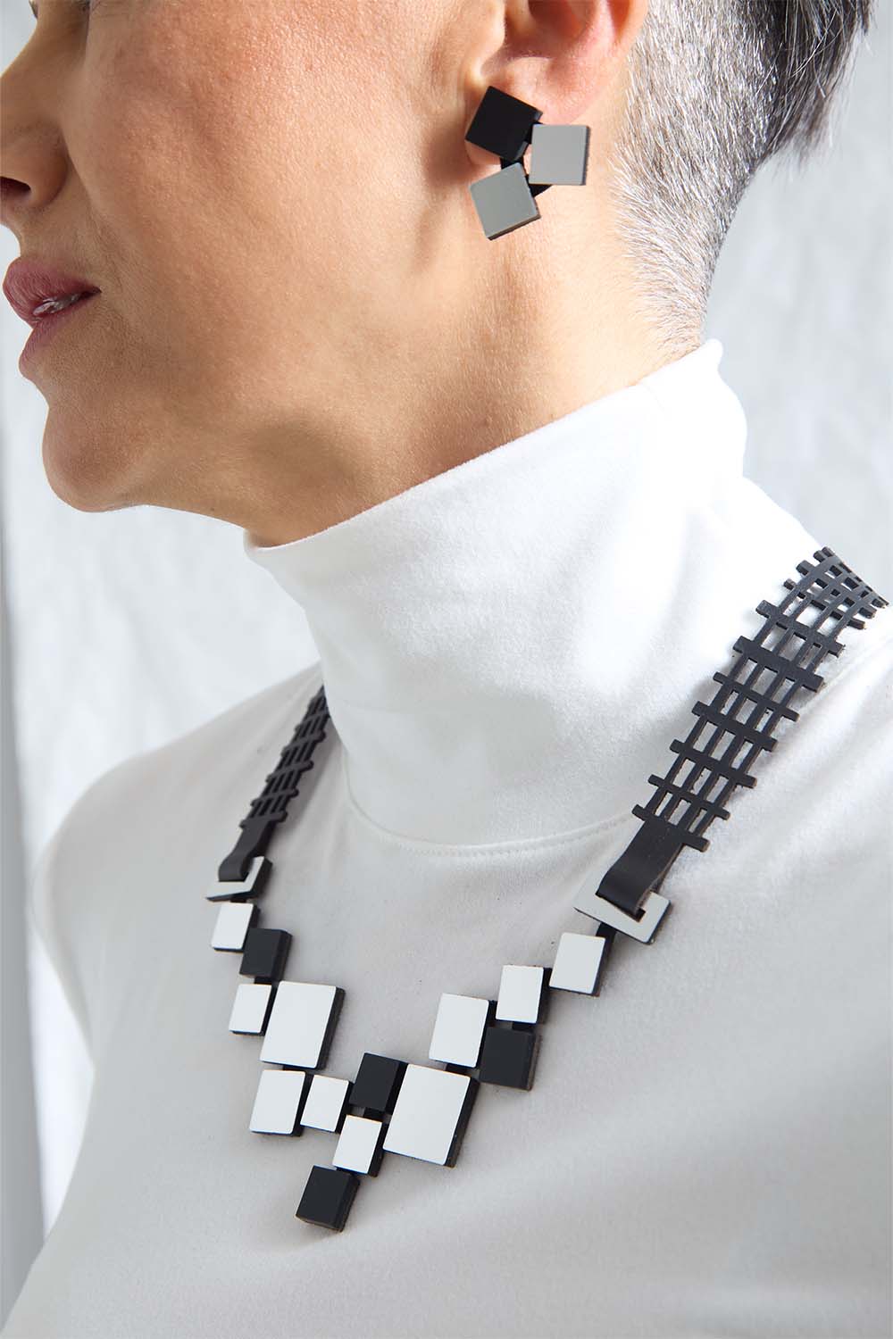 Bauhaus Necklace V Squares - Silver/Black