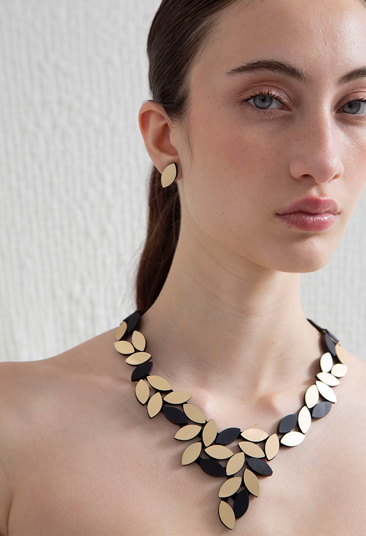 Kate Leaves V Necklace - Black/Gold