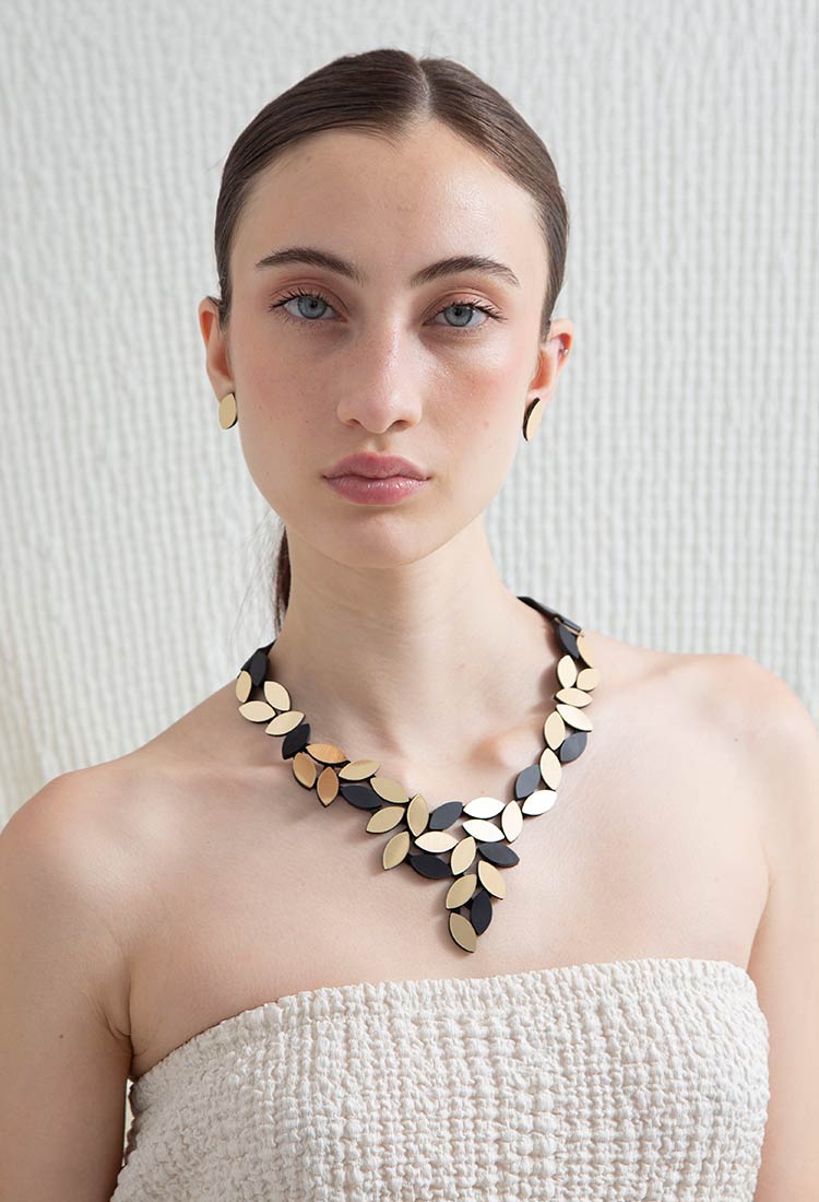 Kate Leaves V Necklace - Black/Gold