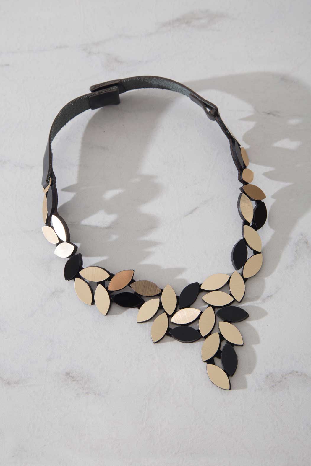 Kate Leaves V Necklace - Black/Gold