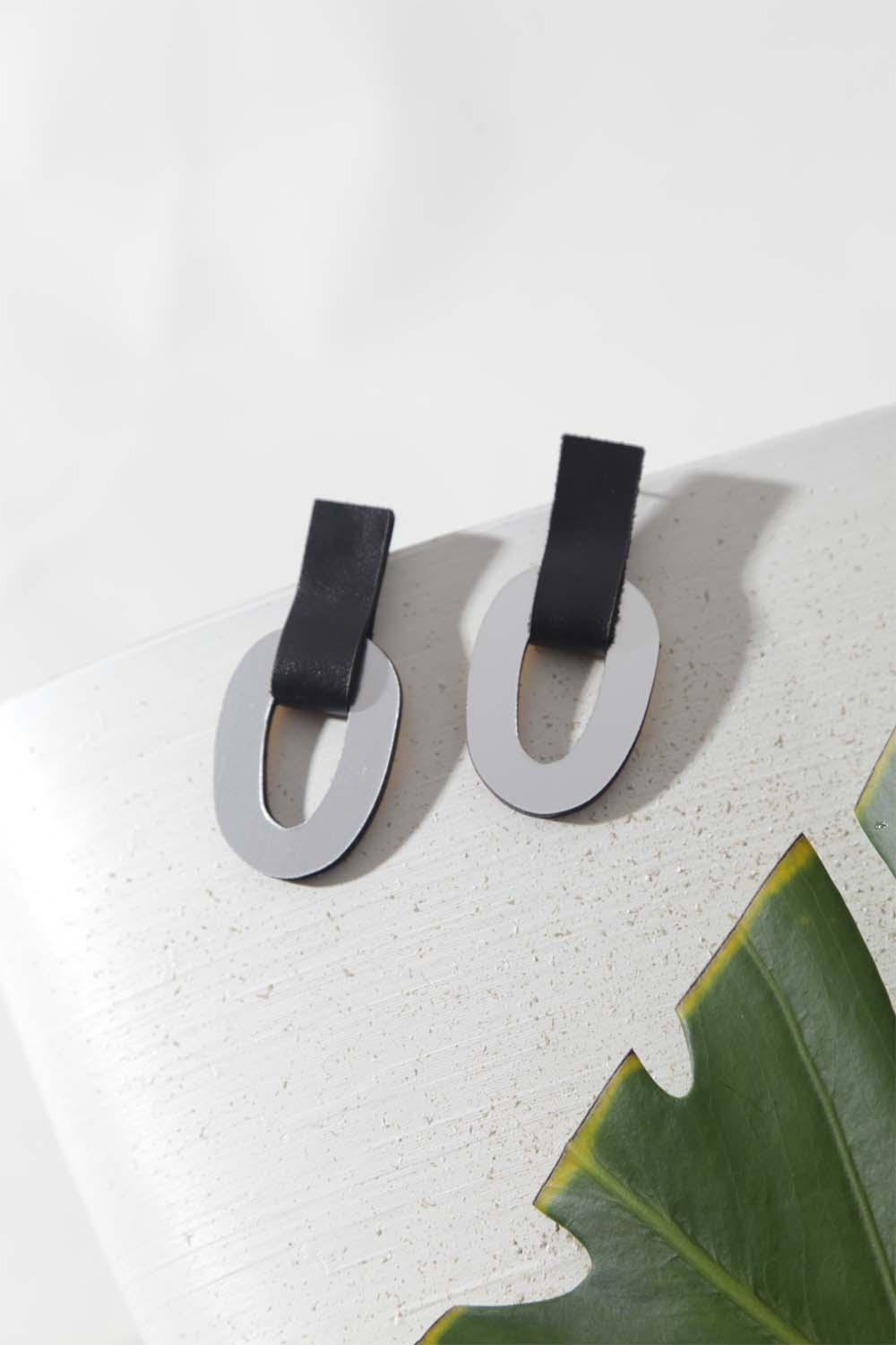 Miss Link Earrings Short - Silver/Black