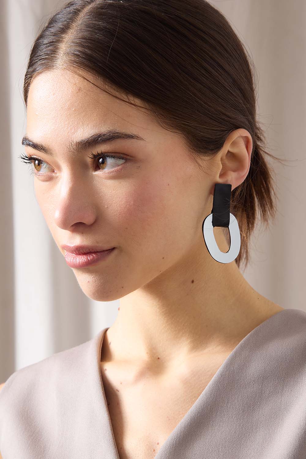 Miss Link Earrings Short - Silver/Black